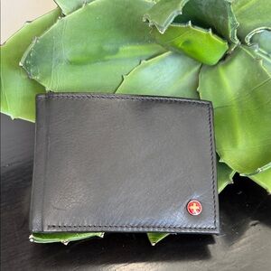 New w/tags Alpine Swiss genuine leather handcrafted, wallet, bifold great gift.